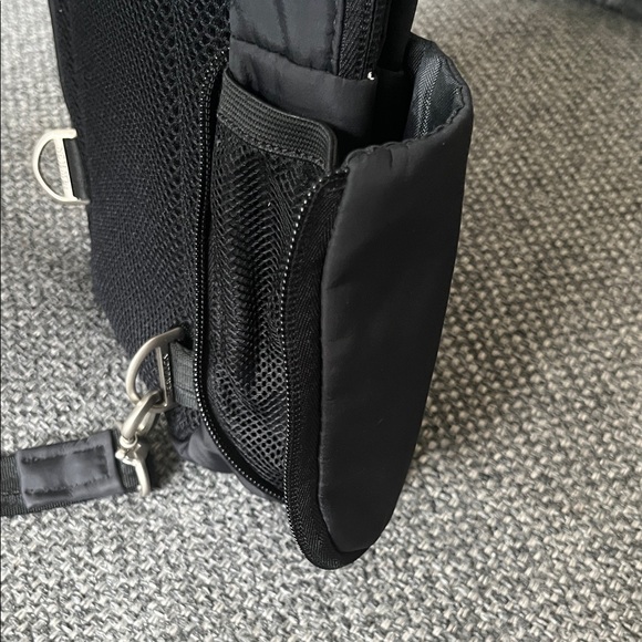 Travelon sling black multi pocket bag - Picture 3 of 7